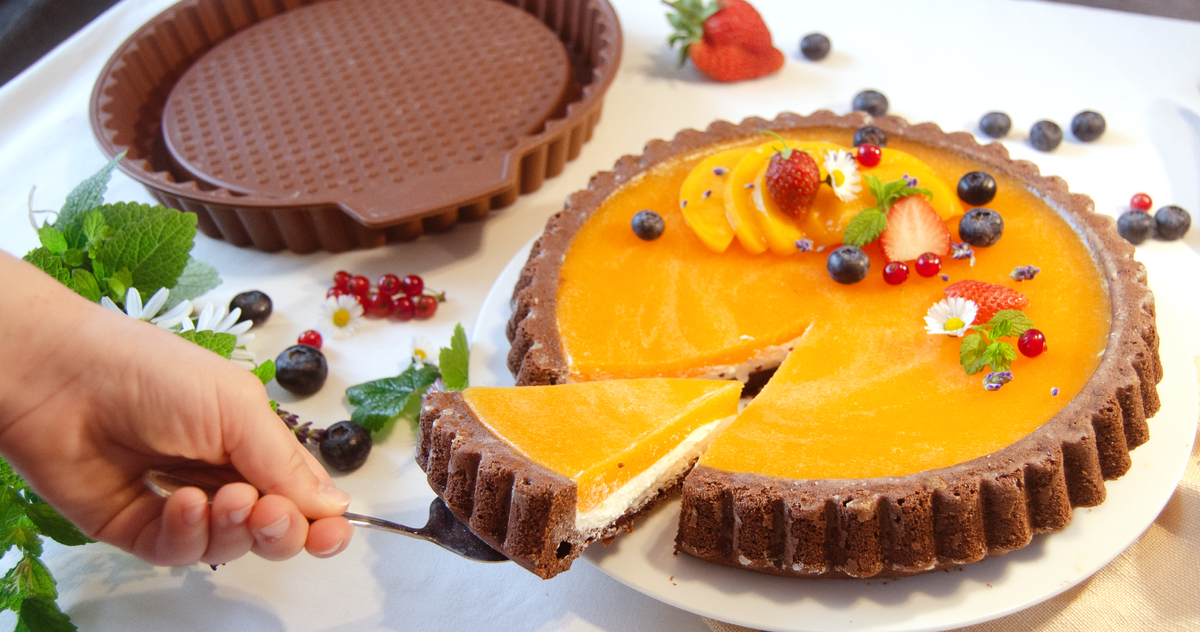 LAHODNÝ ČOKOLÁDOVÝ KOLÁČ S TVAROHOM A BROSKYŇAMI