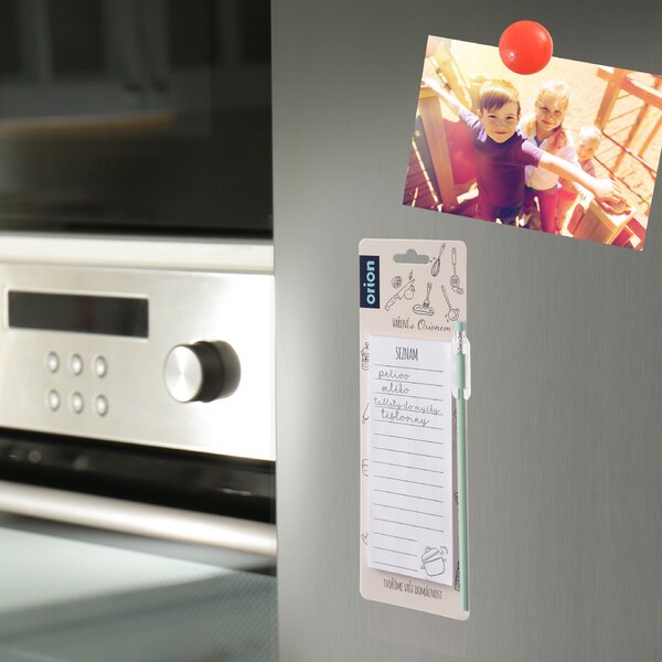 Blok s magnetom a ceruzkou na chladničku