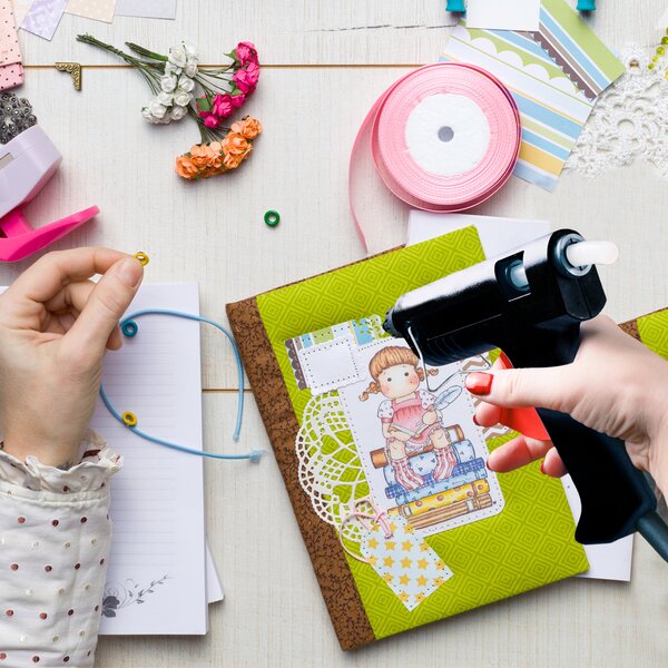 Tavná pištoľ s tyčinkami